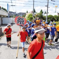 練り歩く子ども神輿（実行委提供）
