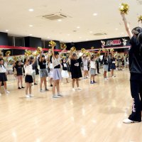 Ｍスプラッシュのメンバーからダンスを教わる子どもたち＝ＺＯＺＯマリンスタジアム内