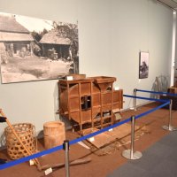 昭武が１９０６年に撮影した古ケ崎の農家の写真と、当時実際に使われていた農機具＝松戸市立博物館
