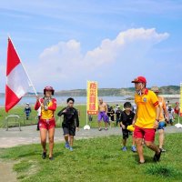 津波フラッグで避難誘導　銚子、海水浴客ら１００人訓練