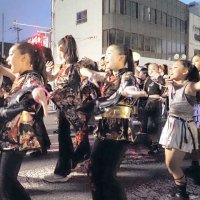 夕闇に包まれて踊りの輪ができた「やっさいもっさい踊り大会」