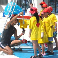 仕事体験ではプールの水質検査方法も学んだ