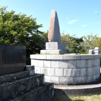 座礁し沈没したハーマン号の日米犠牲者を慰霊する県指定史跡「官軍塚」。戦時中は日本最初のレーダー基地が設置されていた