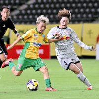 前半、競り合う千葉・小川（左）