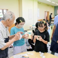 児童に変わり絵の作り方を教える茂原少年少女発明クラブのメンバー＝長生村立高根小
