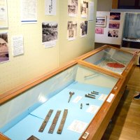 茂原海軍航空基地の建設時に使われた工具などが展示されている「戦後８０年展」＝茂原市立美術館・郷土資料館