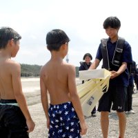 海での危険考える契機に　若者に注意点伝える　「禁止エリアでは遊ばないで」　磯辺高ヨット部員と海保が合同啓発　千葉市の浜