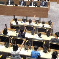 通学の安全、遊び場、人権・平和…　子ども目線で鋭い質問　市川　児童議会に４２人参加
