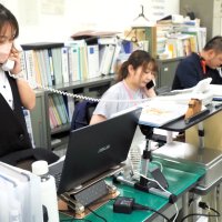 抗議や不安を訴えて鳴りやまない電話対応に追われる木更津市職員＝２６日、同市役所