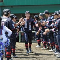 今年５月に行われたプロ野球西武３軍との交流戦で、守備に就く千葉スカイセイラーズの選手＝袖ケ浦市