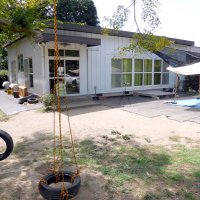 緑に囲まれ自然豊かな環境に立地する「フリースクールオリコス」＝市原市