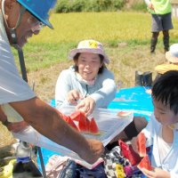 猛暑の中、稲刈りを終え甘いスイカを味わう親子＝２３日、市原市瀬又