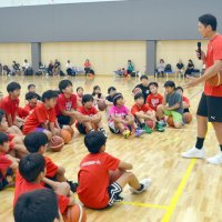 バスケ技術楽しさも伝授　千葉ジェッツ、順大生が教室