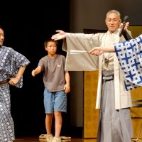 市川團十郎白猿さん、襲名記念クロックを成田市へ寄贈　式典で中学生に歌舞伎指導