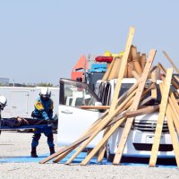 車両からの救出作業など実際の動きを確認した千葉市の防災訓練＝３１日、千葉市美浜区

