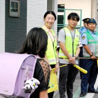 留学生が児童登校見守り　千葉市内で警察官と一緒に　夏休み明け初日