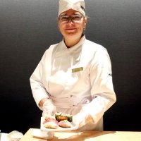 握った寿司を見せるラリーサさん＝波奈本店
