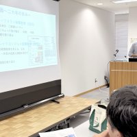 ＮＩＥ研修会で発表する鶴指小の竹内教諭＝千葉市中央区の会議室