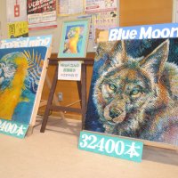 同時展示している作品。それぞれ約３万本以上のつまようじを使っている
