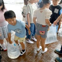 水の重さを体験する児童
