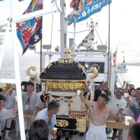 見せ場は漁師の心意気　勝浦大漁まつり神輿「船渡し」