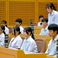 中学生議員鋭く質問　居場所や地産地消テーマに　成田市