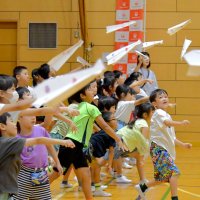 紙飛行機なめらか　ガンプラこつこつ　ＪＡＬ社員、児童へ物作り教室　成田三里塚