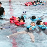 海の安全、着衣水泳学ぶ　嶺南小で海保出前授業　南房総
