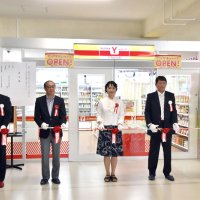 オープンを祝い、コンビニの前でテープカットする勝又校長ら関係者＝２５日、松戸市