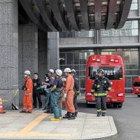 消防の特殊車両も一時出動した県庁＝６日午前９時５０分ごろ、千葉市中央区