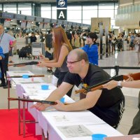 外国人も縁日楽しんで　成田空港　射的や太鼓ゲーム設置