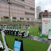 千葉駅前に設置されたモビリティーハブ「千葉ぷらっと」　＝千葉市中央区
