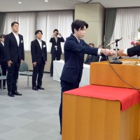 千葉信金の宮沢理事長（右）から内定通知書を受け取る内定者代表＝１日、千葉市中央区