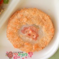 芝山町キャラクターのしばっこくんがプリントされたコロッケ