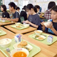 給食は“芝山の味”　チキン、コロッケに笑顔　町制７０周年