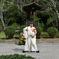 音が鳴る矢を放つことで邪気を払い清める儀式「屋越の蟇目（やごしのひきめ）」が奉仕された＝３日、香取市の香取神宮