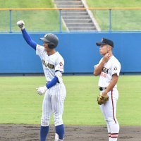 木更津総合―中央学院　２回表中央学院２死一塁、左翼線二塁打を放ち、ポーズする石井＝県総合ＳＣ