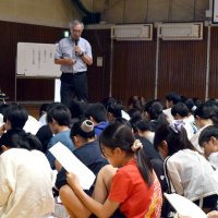 戦中の児童生活“再現”　学校日誌参考に歴史学ぶ　船橋・法典小　郷土史家山本稔さん特別授業　【戦後８０年ちば】　