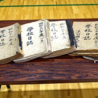 法典小が保管している学校日誌。校名が現在と異なるなど歴史を感じさせる