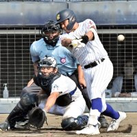 ４回表中央学院１死二塁、菊池が左翼に適時打を放つ。捕手吉岡
