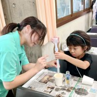 ハーバリウム作りに挑戦する参加者