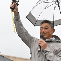 スタートの号砲を鳴らす渡辺芳邦木更津市長
