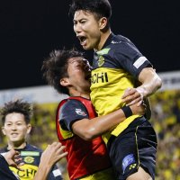 柏―川崎　試合終了間際、チーム４点目のゴールを決め、大喜びの柏・細谷＝三協Ｆ柏（共同）
