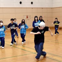 ＬＥＮさんをお手本にダンスの動きを学ぶ生徒ら＝千葉市中央区
