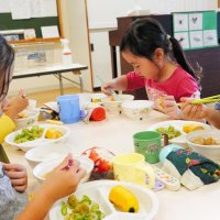 「するもん汁、おいしいよ」―。御宿町合併７０周年記念の特別メニュー給食を味わう子どもたち＝１６日、御宿町