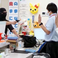 強盗に備え防犯訓練　君津の郵便局、警察と合同