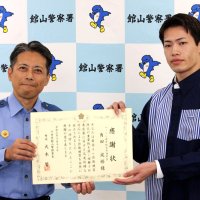 大木署長（左）から感謝状を受け取る角田さん＝館山署