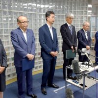 成田空港滑走路新増設推進協議会の終了後に報道陣の取材に応じる熊谷知事（左から３人目）や藤井社長（同４人目）ら出席者＝１７日、成田市