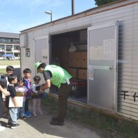 スタンプシールラリーでみどりが丘小の校内に設置された防災倉庫を巡る親子ら