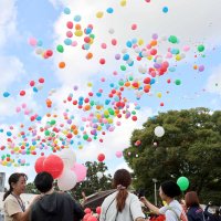 鮮やか風船１８００個青空へ　東金で福祉イベント　市民らダンスや空手楽しむ